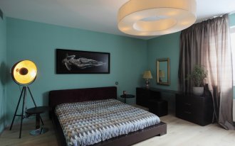pАвтор проекта: Дмитрий Кулиш. /p pПростой дизайн спальни в стандартной квартире может быть очень артистичным. Для этого достаточно прибавить лишь несколько деталей, осветительную лампу для фотографов в качестве торшера, например, авторскую фотографию./p